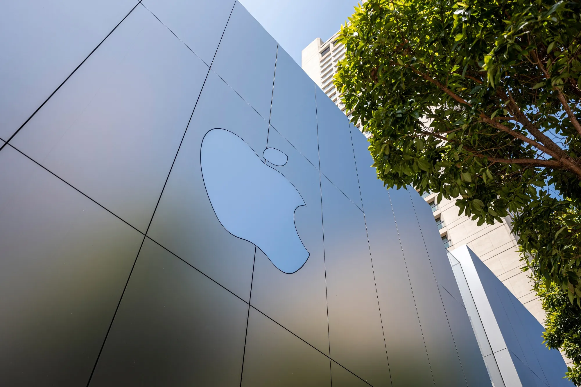 Apple Eyes the Future: Custom Chips for Smart Glasses and AI Servers in the Works