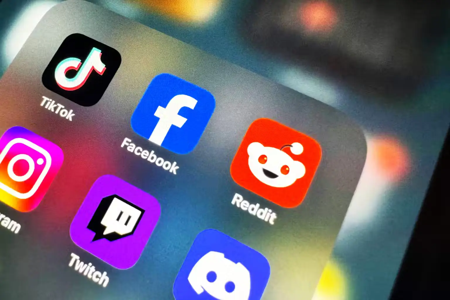 Australia May Ban Under-16s from WhatsApp, Twitch, and Other Social Platforms