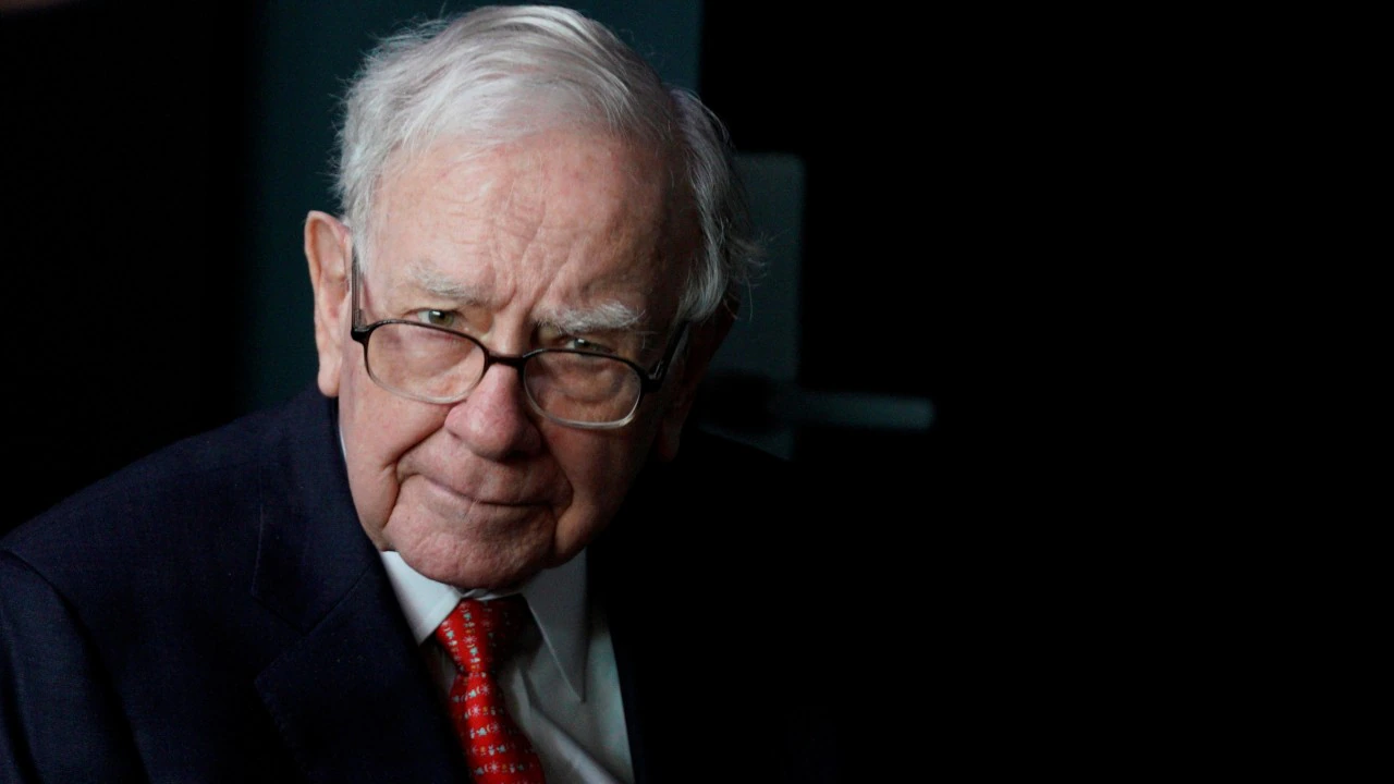 Berkshire Hathaway Places $4.3 Billion Bet on Alphabet, Cuts Apple Holdings Again