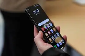 Smartphone Market Faces Record Slump in 2026 as Memory Crisis Drives Prices Higher