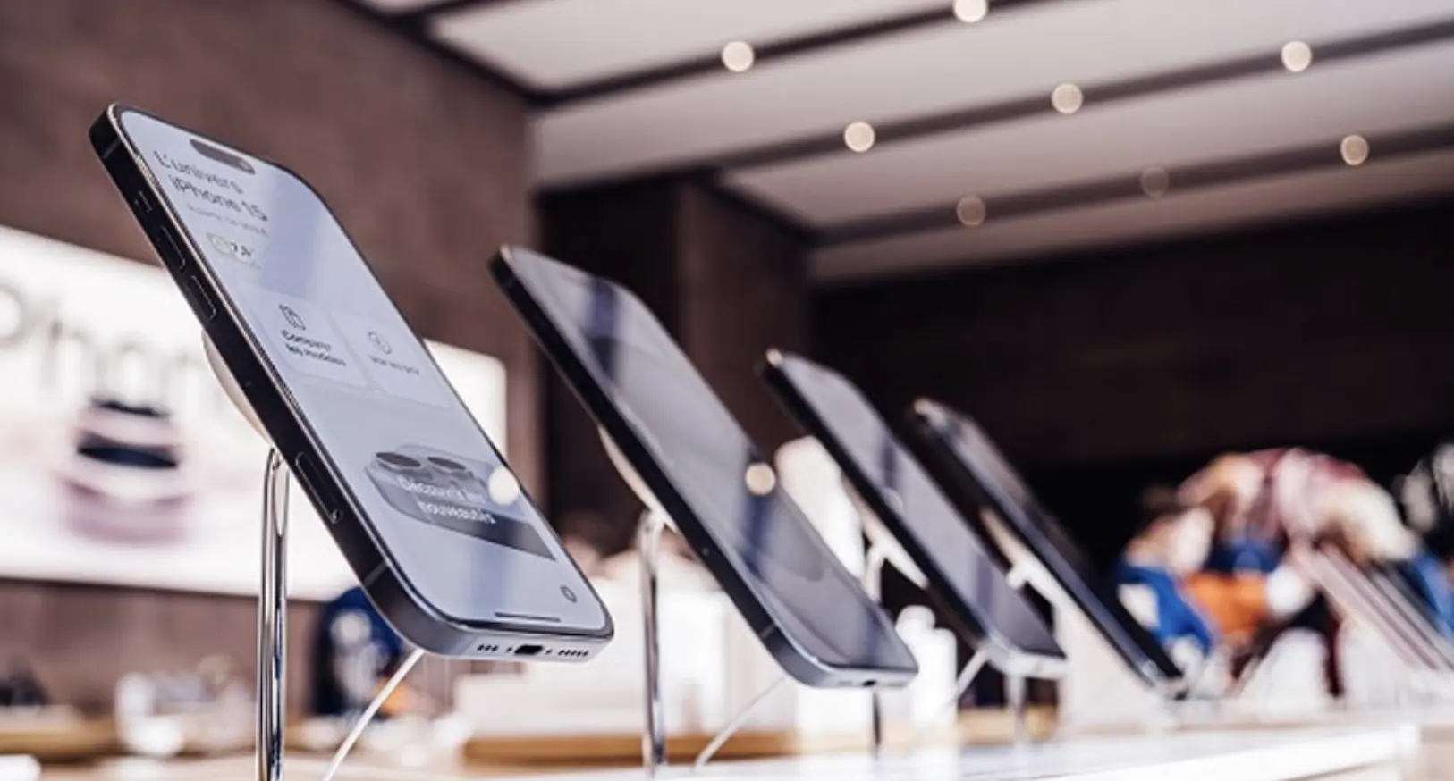 Smartphone Sales Slump Forces Retailers to Pay Staff From Personal Savings