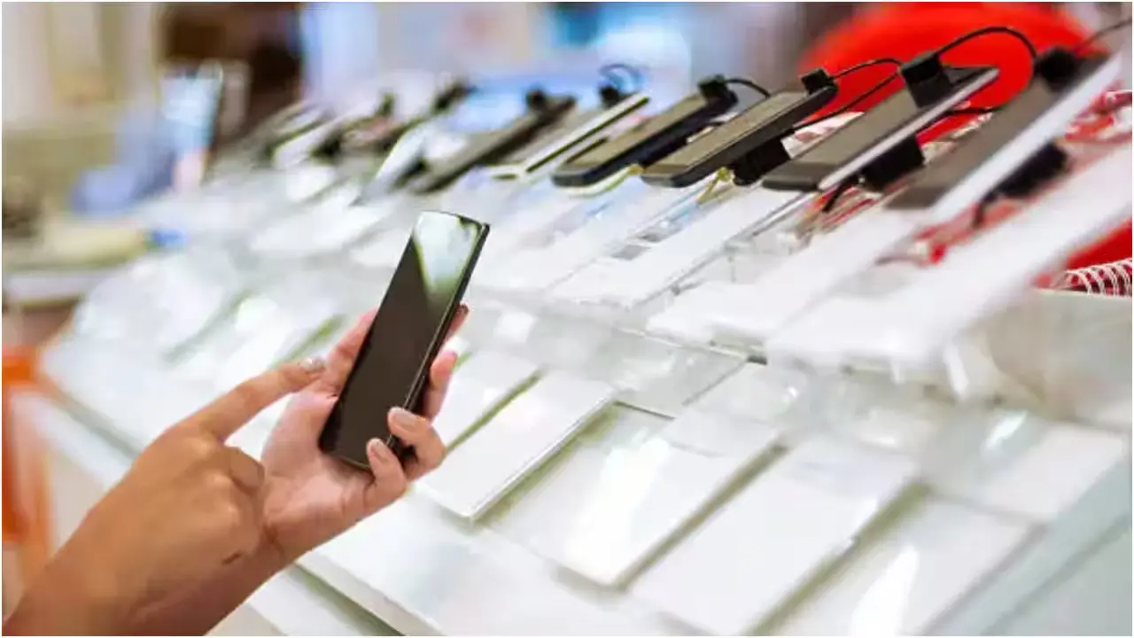 Smartphone Sales Slump Pushes Retailers to Dip Into Personal Savings to Pay Staff