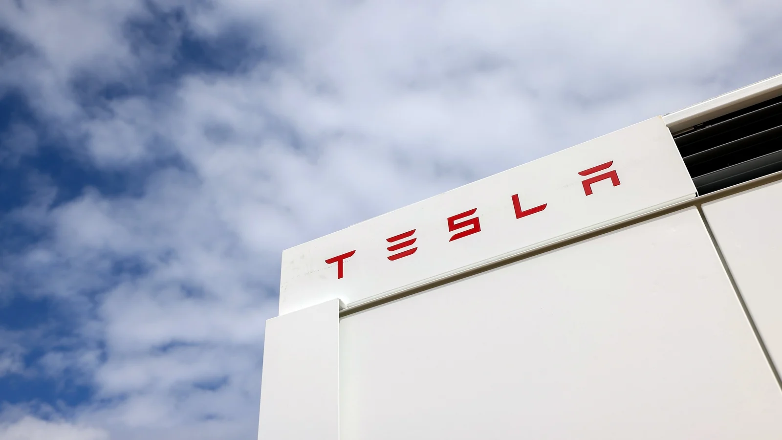 Tesla Eyes UK Power Market With Plan to Supply Electricity to Homes
